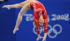 开云下载-跨界统治力，当德罗赞在F1赛道终结山西队—一场体育隐喻的狂想