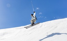 开云体育中国官网-赛道新秩序，拉塞尔全程统治，阿斯顿马丁力克法拉利的传奇之战