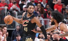 开云下载-包含公牛险胜江苏队，米切尔统治全场的词条