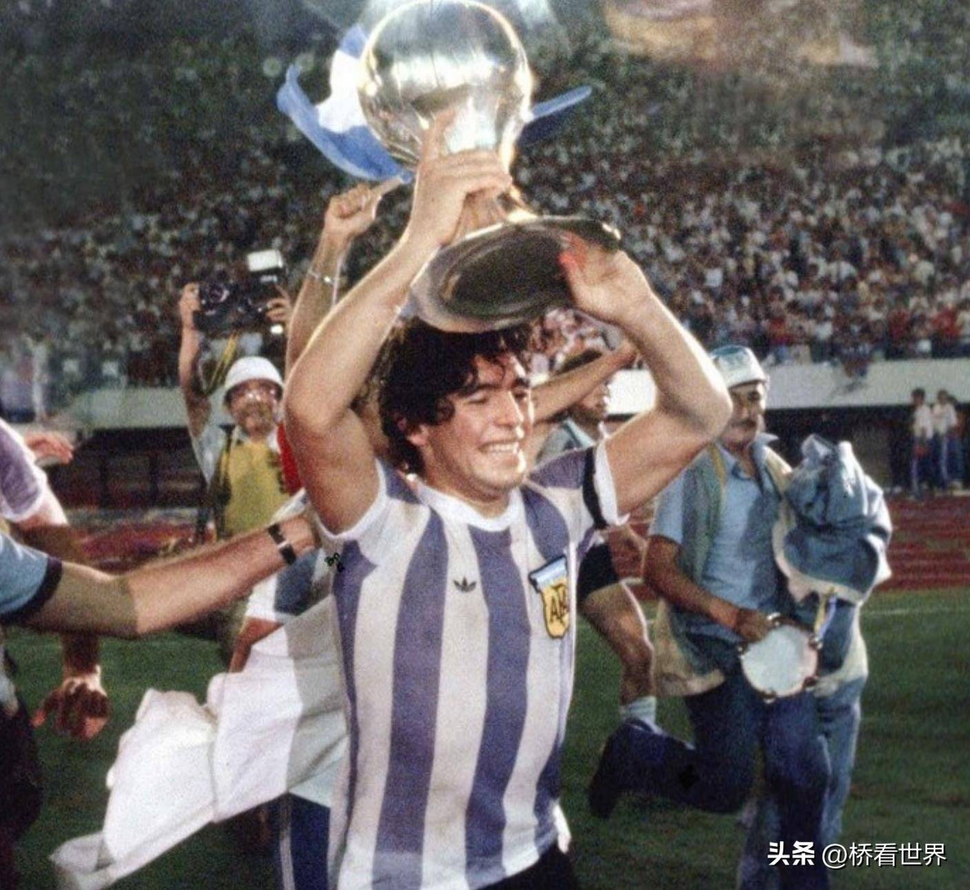 包含阿根廷传奇球星退役后加盟老东家执教,球迷狂热支持的词条 包含阿根廷传奇球星退役后加盟老东家执教,球迷狂热支持的词条