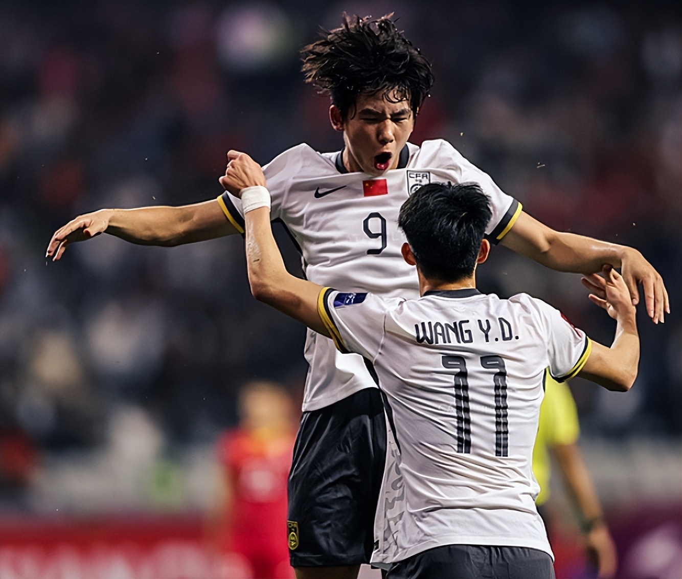 包含亚洲足球决赛战火腾空，球队竞技激情迸发的词条