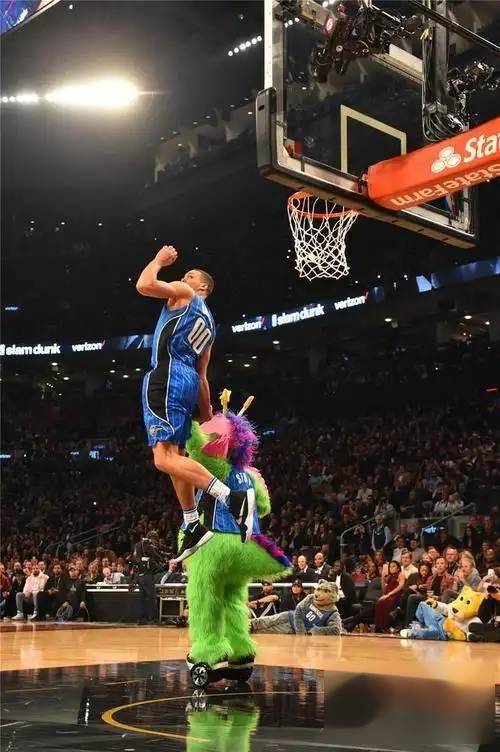 包含精妙之举：篮球比赛球员技艺纯熟，赛场精彩的词条