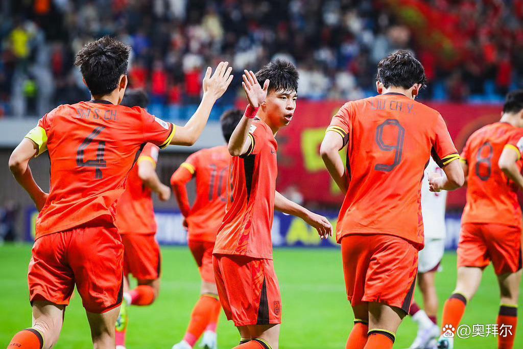 关于国内足球赛事前景堪忧，球员努力备受肯定的信息