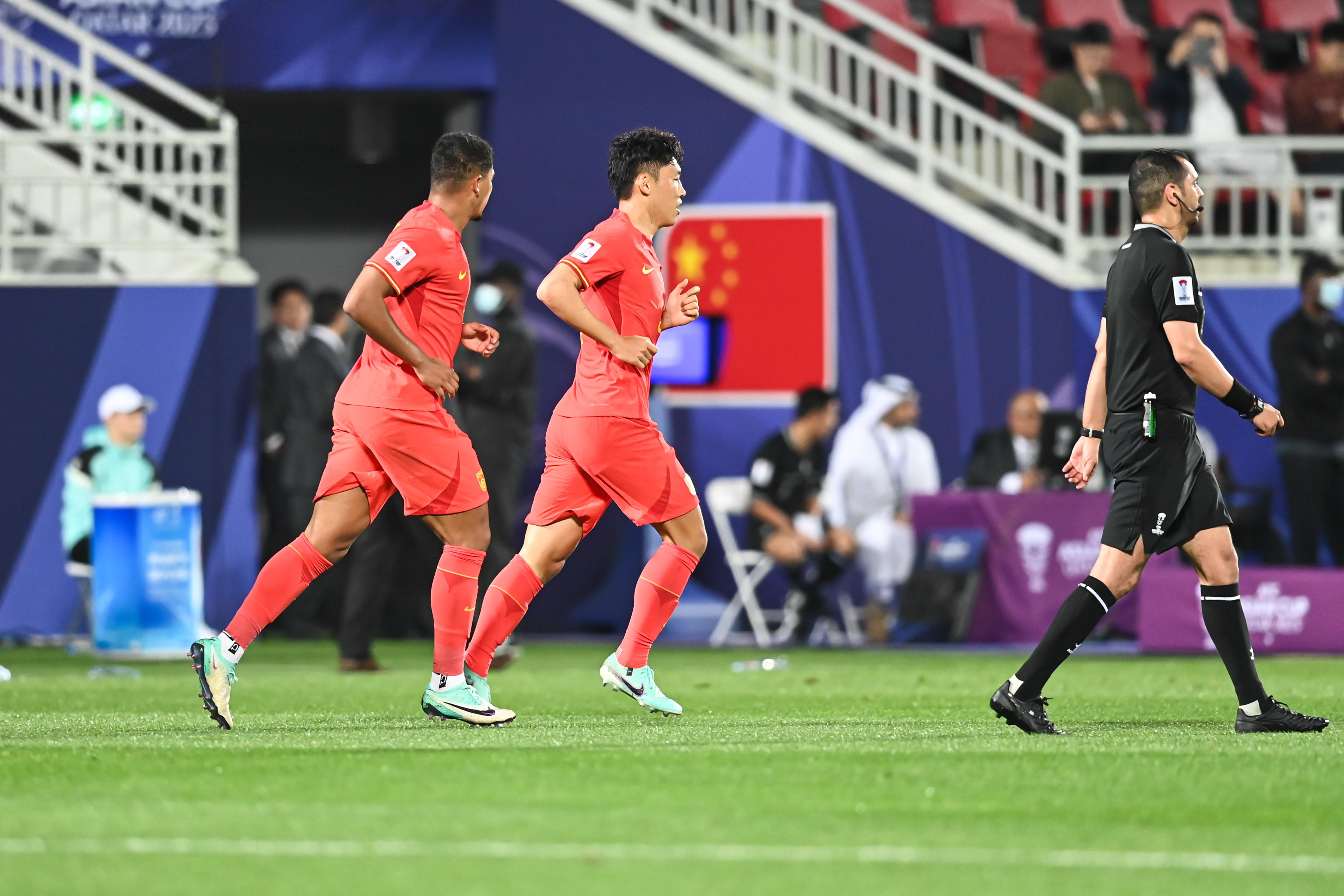 关于国内足球赛事前景堪忧，球员努力备受肯定的信息