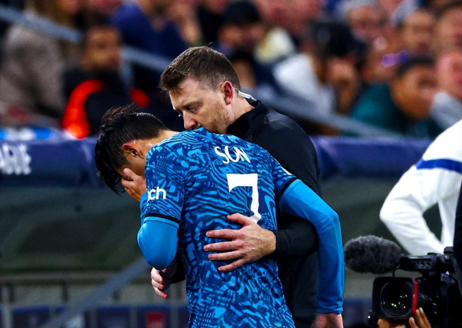 包含热刺足球队在比赛中力压对手的词条