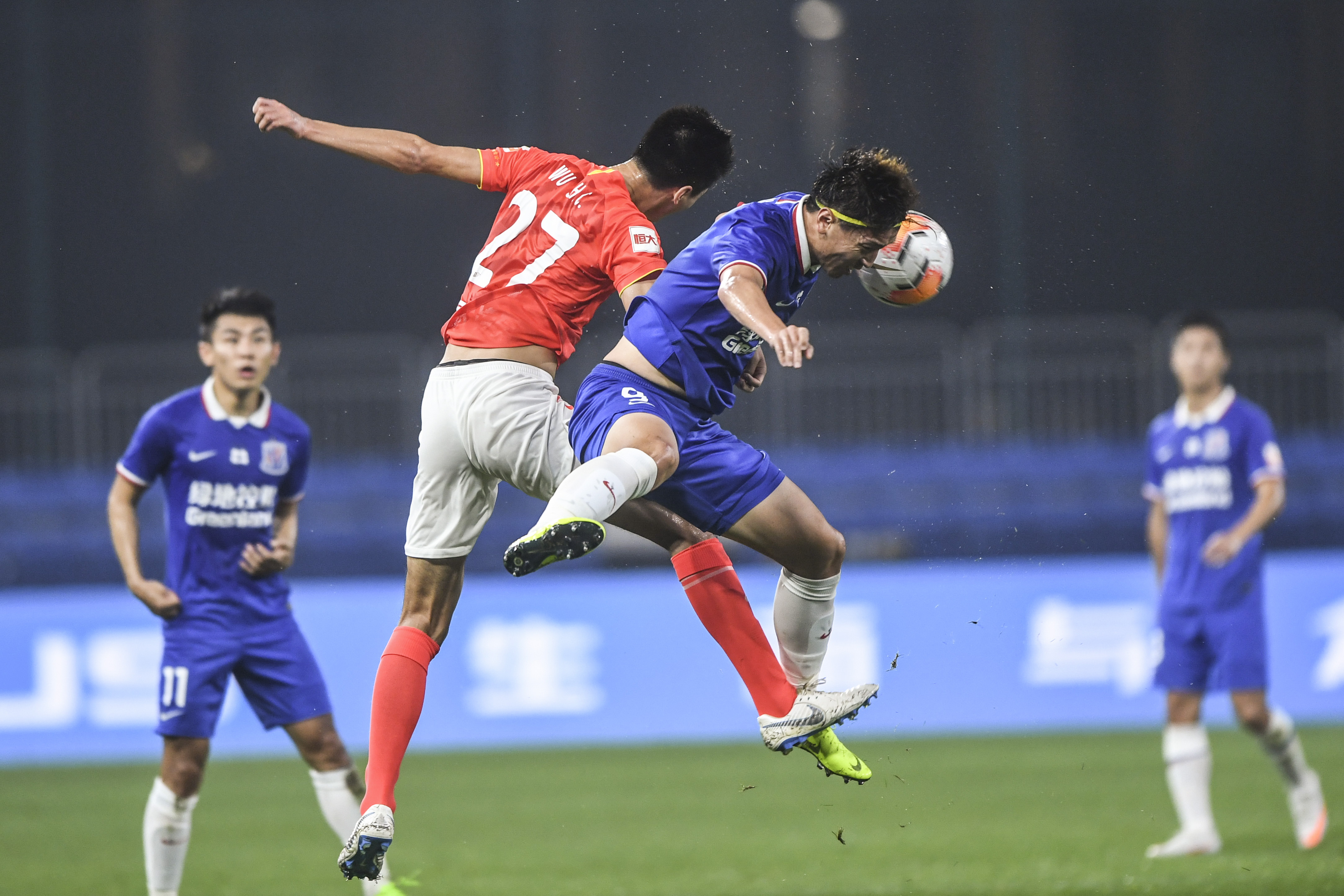 包含广州恒大淘宝队成功摆脱困境连胜两轮的词条