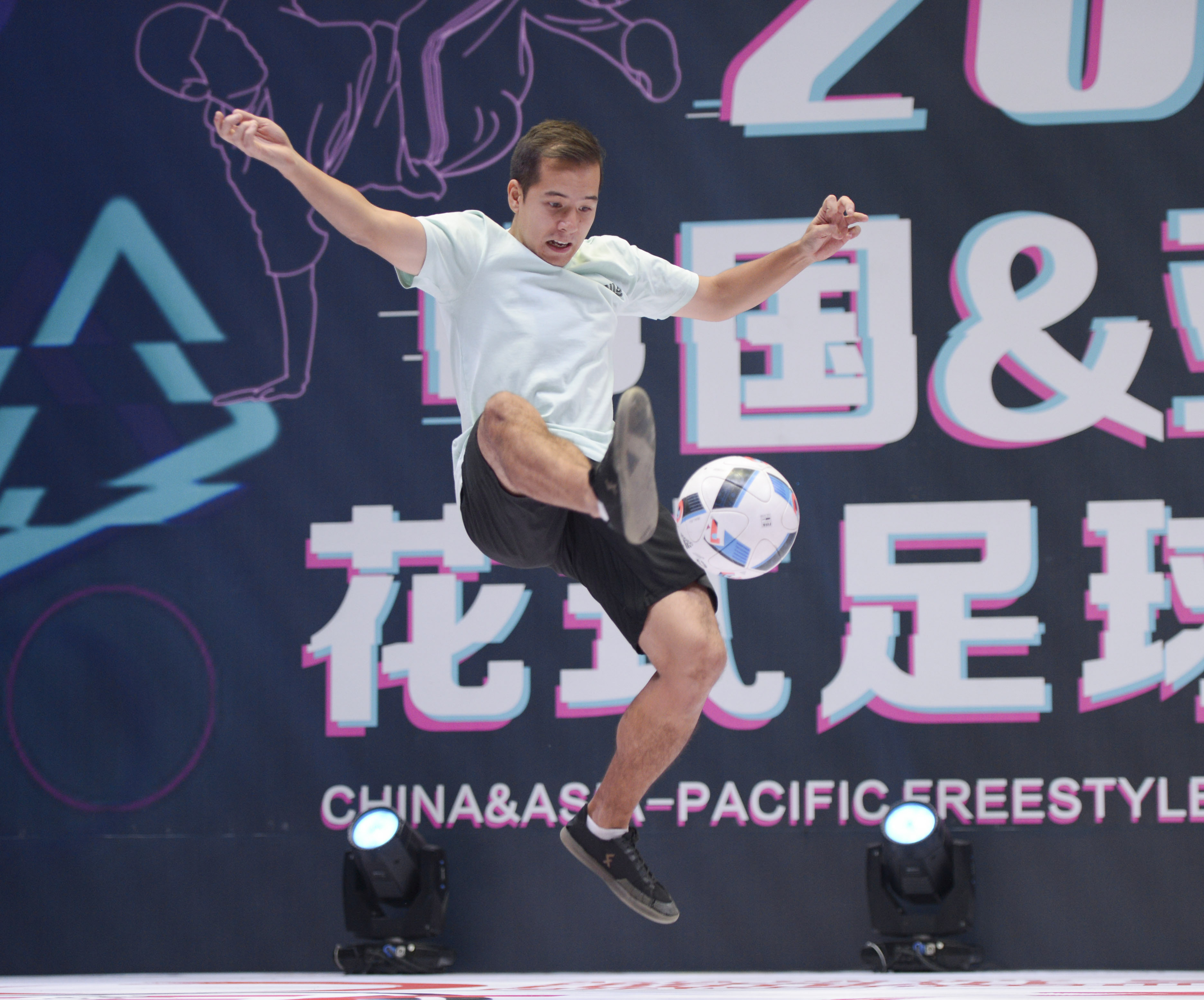 包含精妙配合在足球比赛中亮相，战术卓越尽显的词条