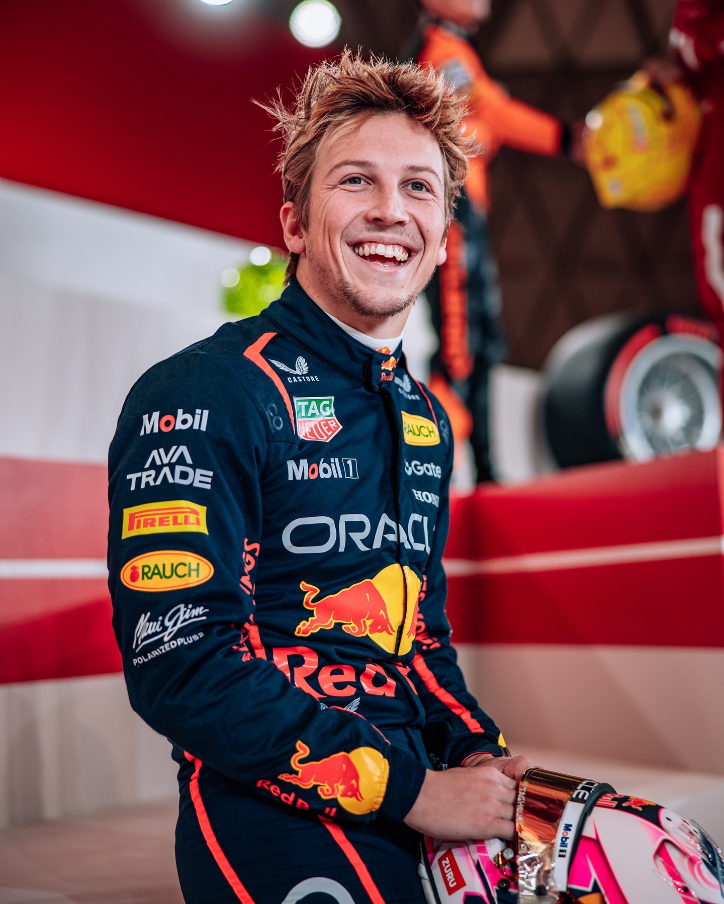 包含红牛二队翻盘雷诺车队，拉塞尔点燃赛场的词条