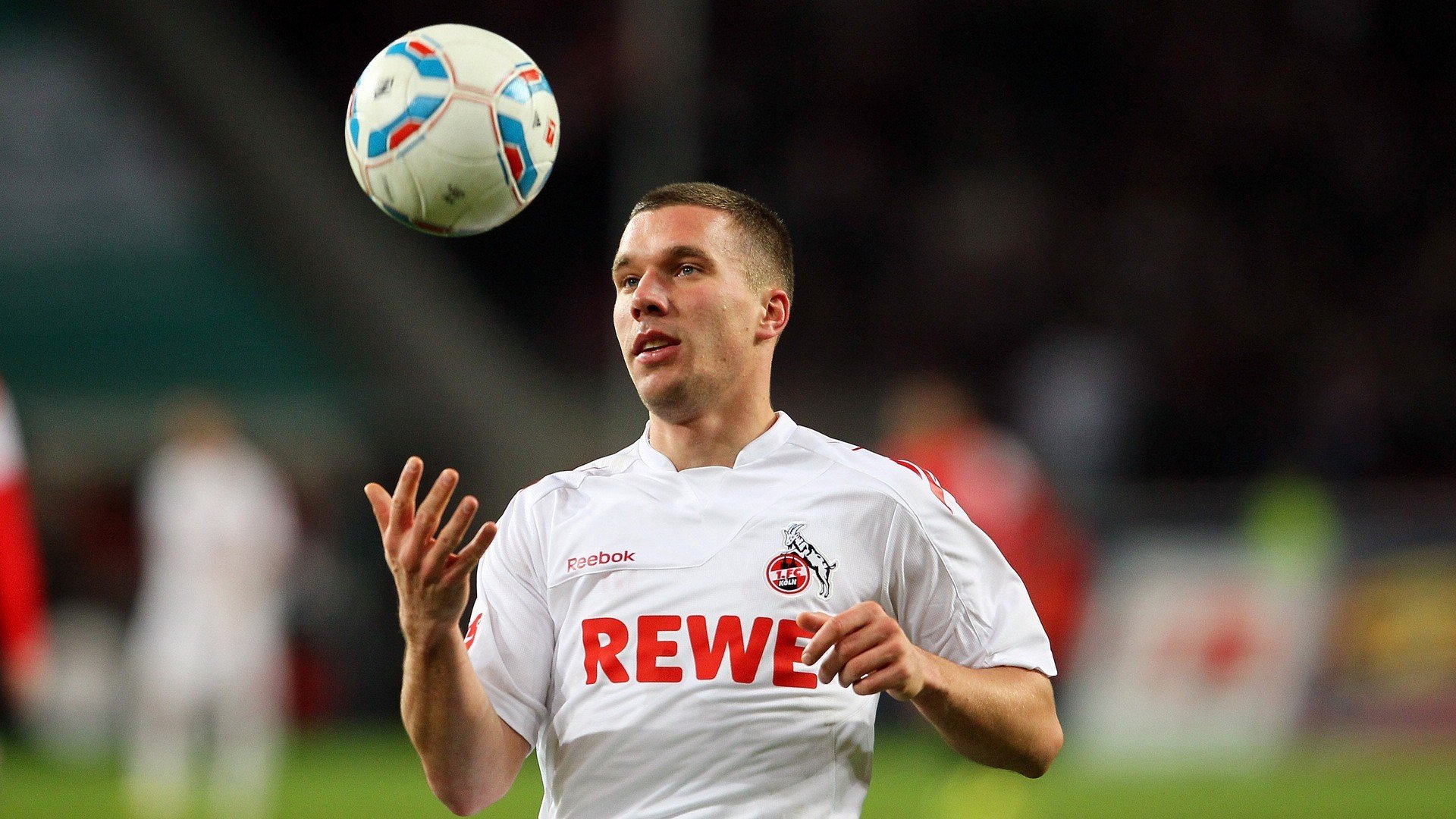 红牛二队力克阿斯顿马丁，拉塞尔点燃赛场，一场颠覆预期的F1战役