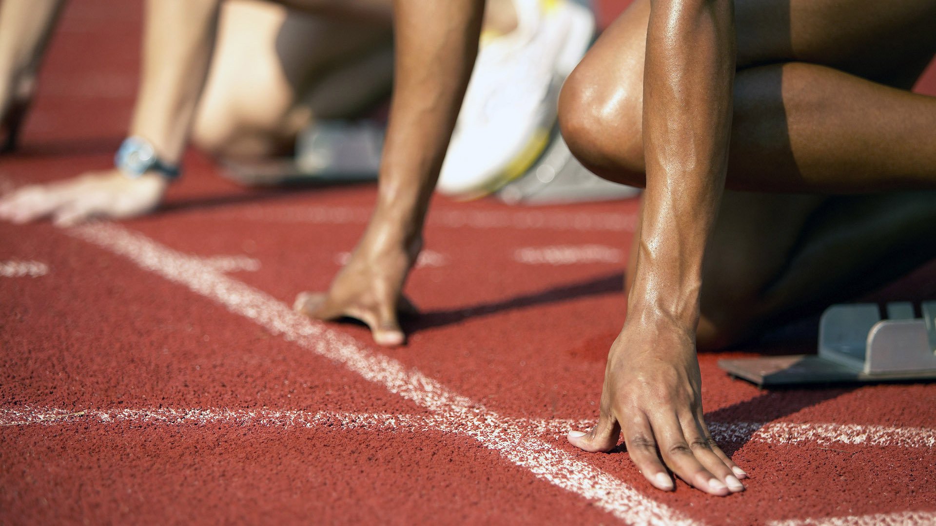 赛道上的逆袭，周冠宇关键制胜，哈斯车队绝杀迈凯伦